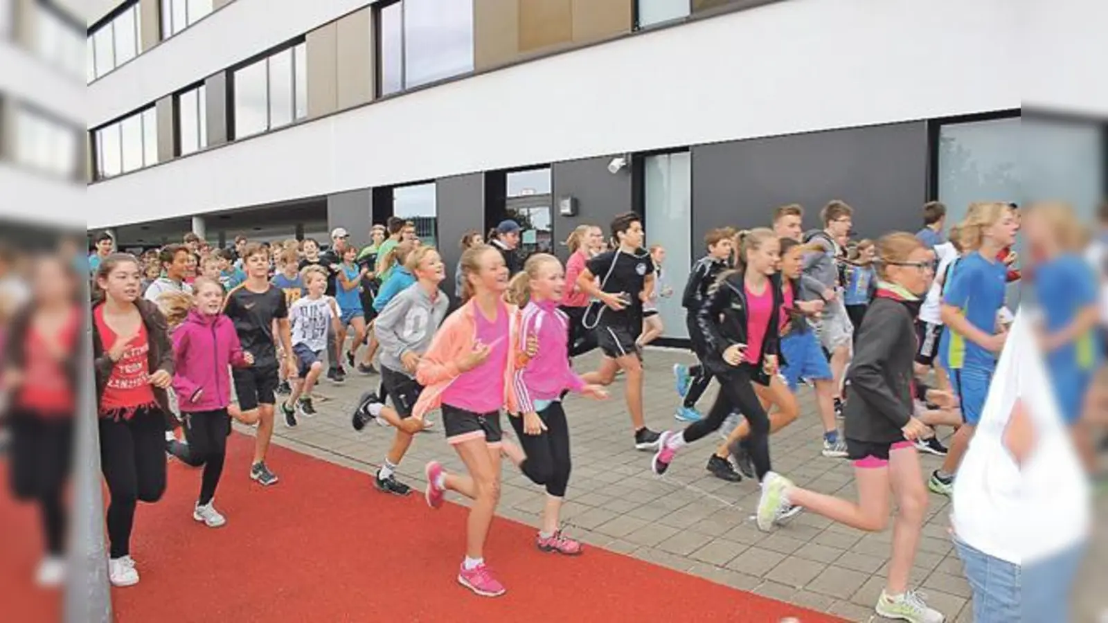 Beim Spendenlauf des Gymnasiums Höhenkirchen-Siegertsbrunn kamen stolze 17.000 Euro zusammen.	 (Foto: VA)
