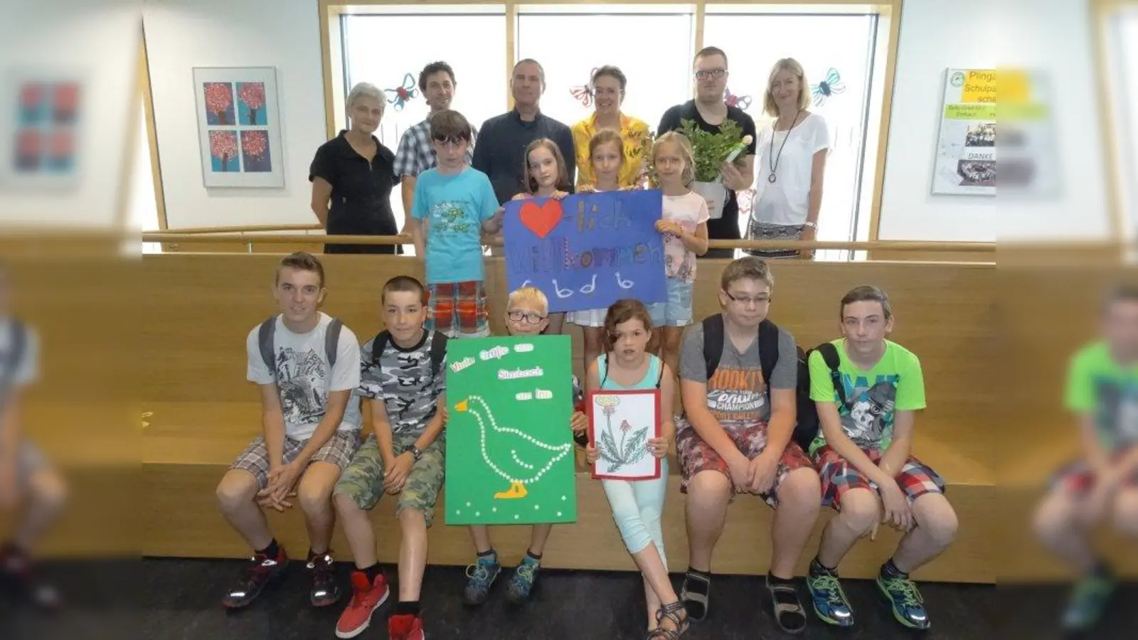 Besuch aus Simbach. Über das Wiedersehen freuten sich nicht nur die Schüler aus Niederbayern und München, sondern auch (hinten von links): Mariele Preisinger, Severin Reiter (Lehrer München), Fritz Preisinger (Schulleiter Simbach), Ulrike Bauer (Schulleiterin München) und Ingrid Steinhauser (stellvertretende Schulleiterin Simbach, ganz rechts). (Foto: tab)