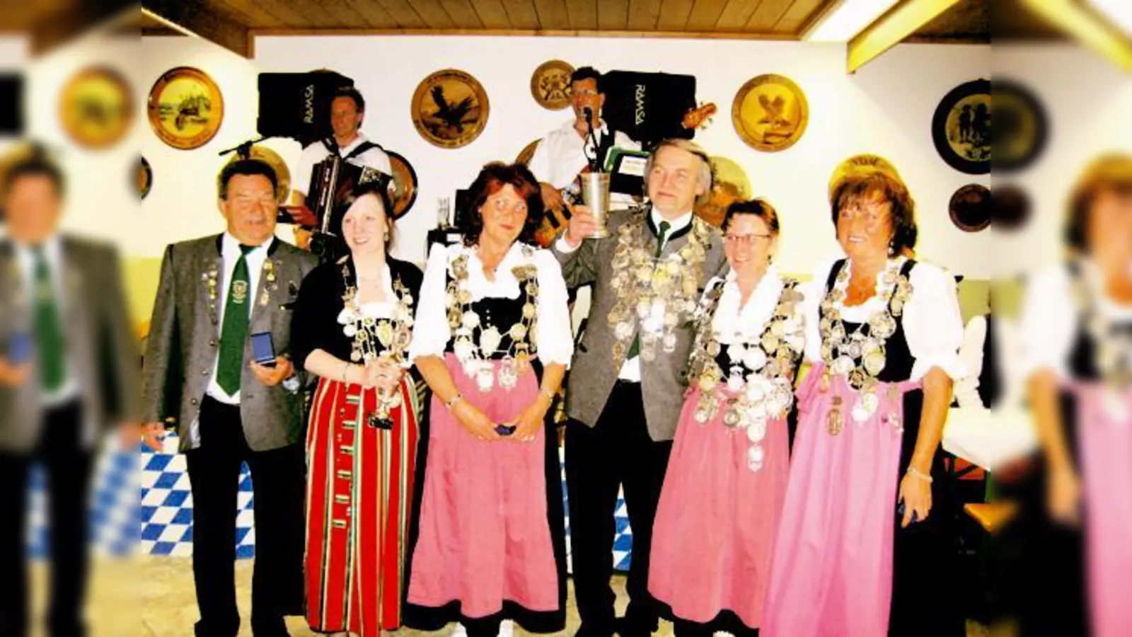 Jochen Steinberg, Veronika Moser, Manuela Mayr, Franz Hofstetter, Silvia Reischl und Iris Krauter (v. li.) nach der großen Ehrung.	 (Foto: ww)