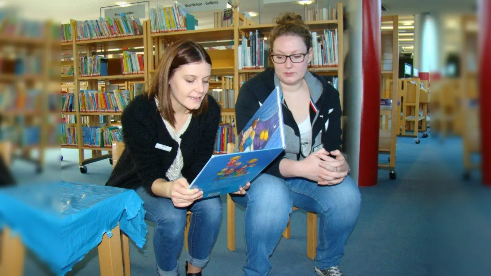 Michelle Barthel und Vroni Stöckl wechseln sich beim Vorlesen ab. (Foto: pst)