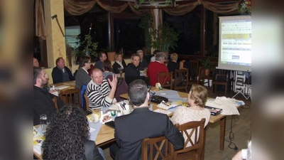 Die Vorstellung des Germeringer Online-Branchenbuches durch den Betreiber Thorsten Lange (gestreifter Pullover) war einer der Schwerpunkte beim Treffen der Einzelhändler. (Foto: Eva Schraft)