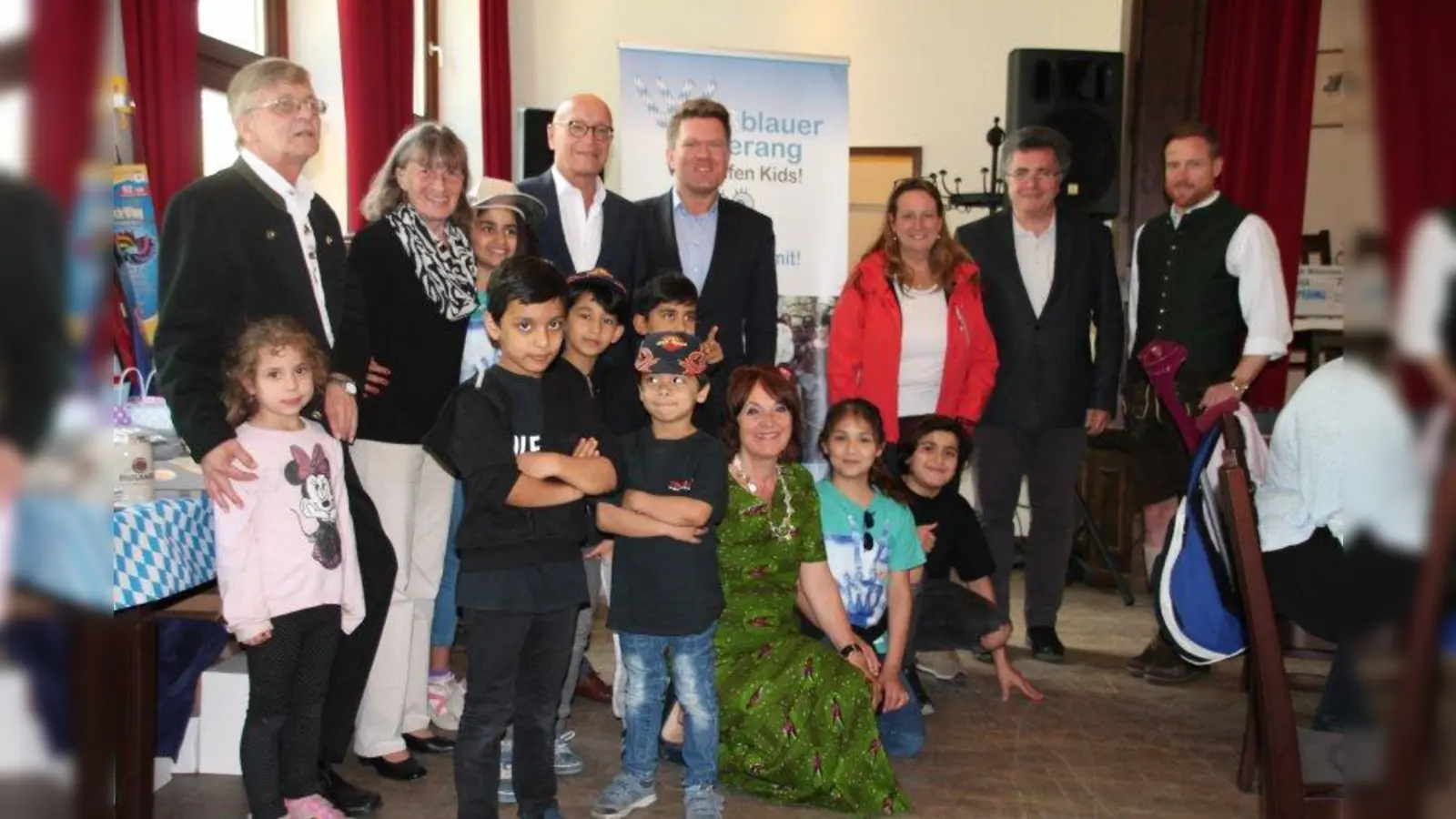 Die WBB-Gründer Erwin und Luise mit den Politikern Bernhard Loos, Florian Post, Alexandra Gaßmann und Gerhard Mayer sowie dem Leiter der Sparda Bank Neuhausen, Sebastian Liegl (v.l.). Vorne kniet Eva-Maria Weigert mitten unter ihren Freundentanz-Kindern. (Foto: bb)