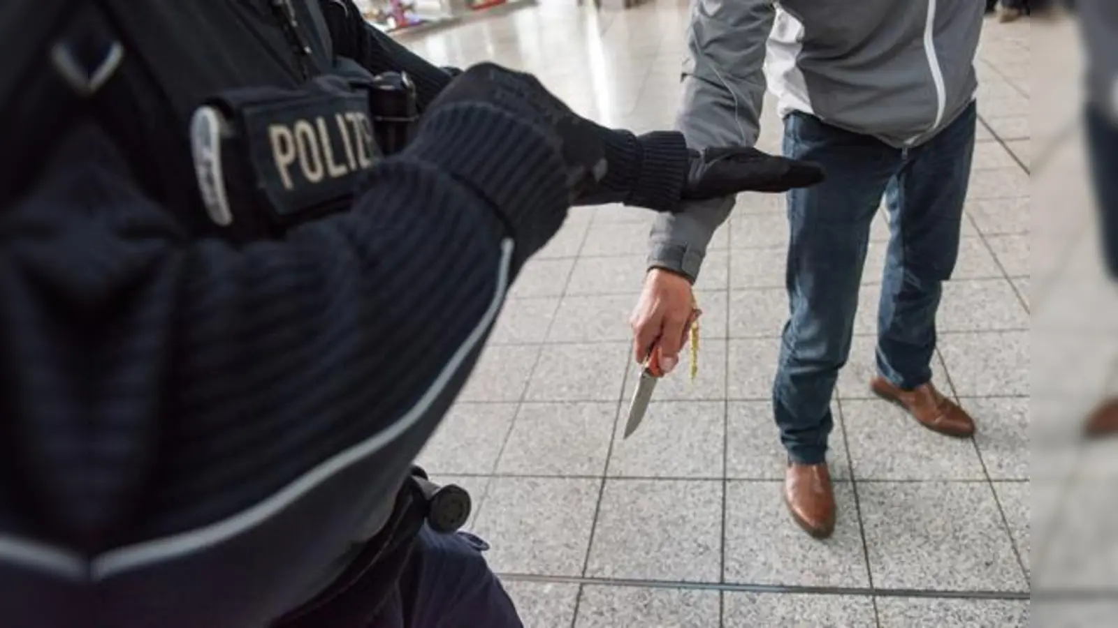 In der S8 zog in der vergangenen Woche ein Mann ein Messer und bedrohte Reisende damit.  (Symbolbild: Bundespolizei)