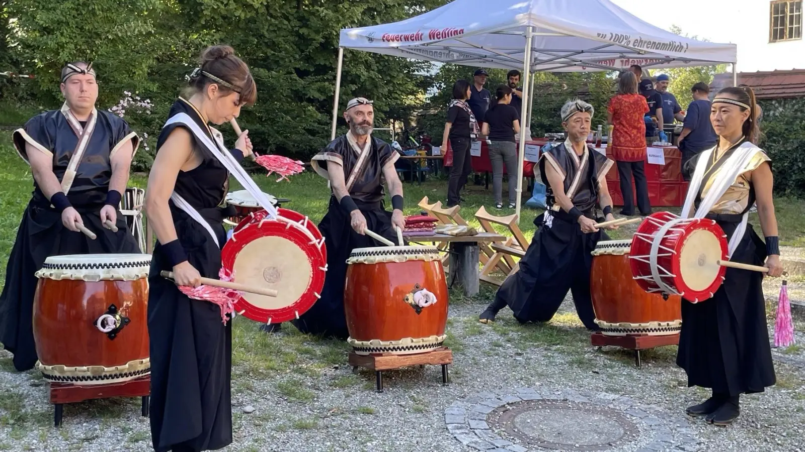 Die Taiko-Schlagzeuger der Gruppe „Raiko“mit ihren japanischen Trommeln.  (Foto: Patrizia Steipe)