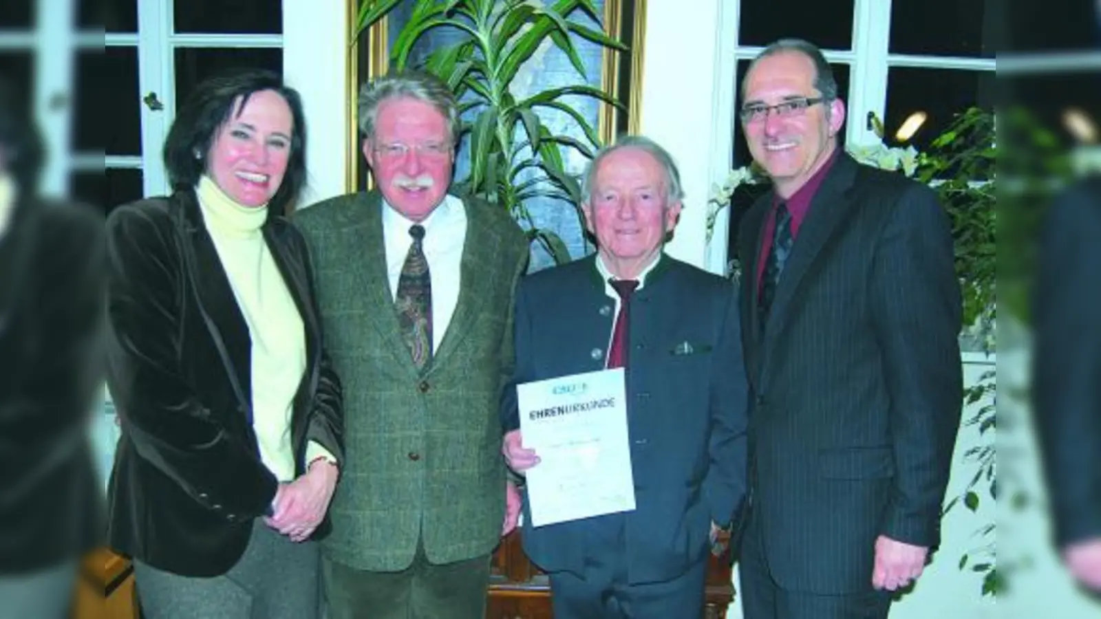 Der Obermenzinger CSU-Vorsitzende Frieder Vogelsgesang (r.) und seine Stellvertreterin Stadträtin Ursula Sabathil danken gemeinsam mit dem Bezirksvorsitzenden Dr. Otmar Bernhard (zweiter von l.) Dr. Erwin Lohner für 50 Jahre aktive Mitarbeit in der CSU Obermenzing. (Foto: CSU Obermenzing)