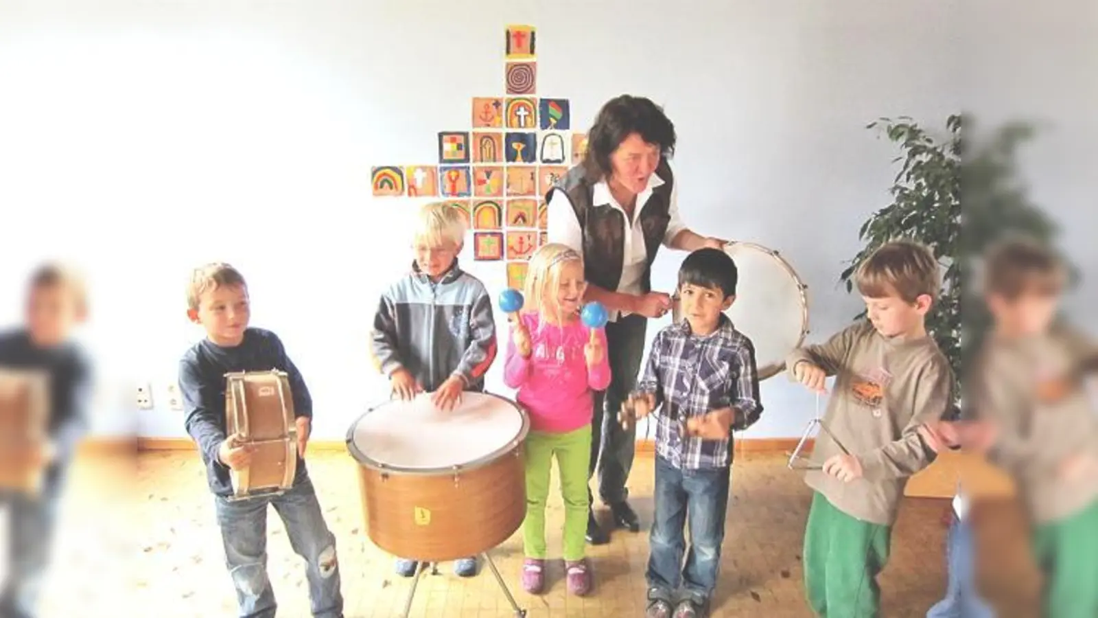 Beim Projekt Mo-Va-Pa gibt es Instrumentalunterricht für Erstklässler an der Grundschule Parsdorf mit Projektleiterin Katerina Stegemann. 	 (Foto: Grundschule Parsdorf)