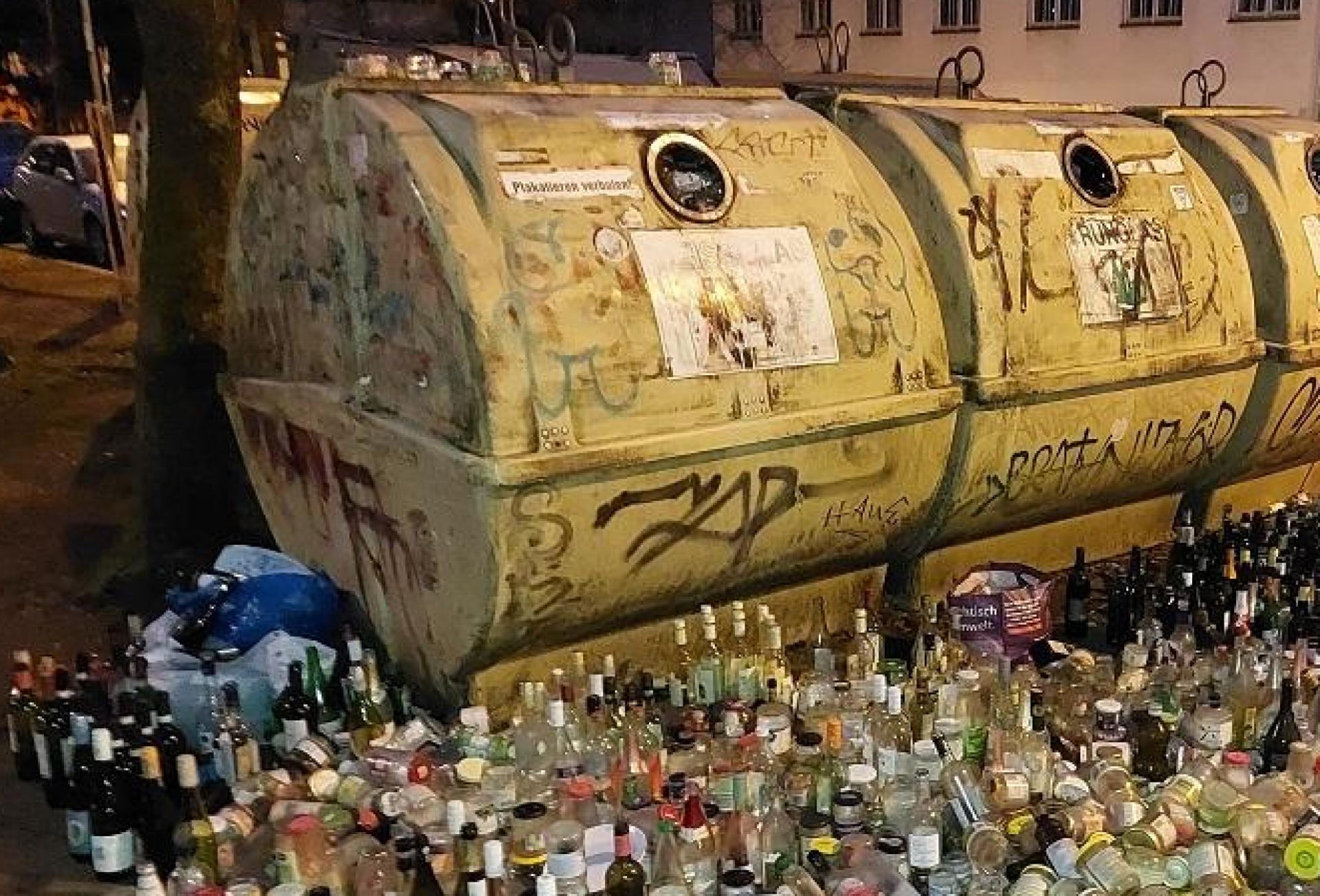 Gefährliche Schandflecke: Wenn sich das Altglas vor den Containern häuft
