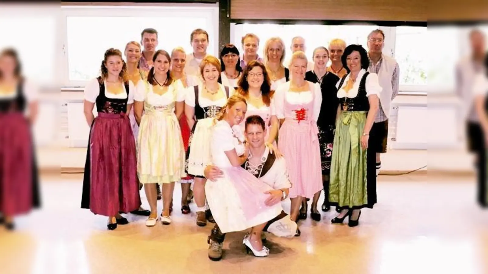 Das neue Kurfürstenpaar mit Tänzern und der ersten Präsidentin Christine Hutterer (rechts).	 (Foto: Privat)