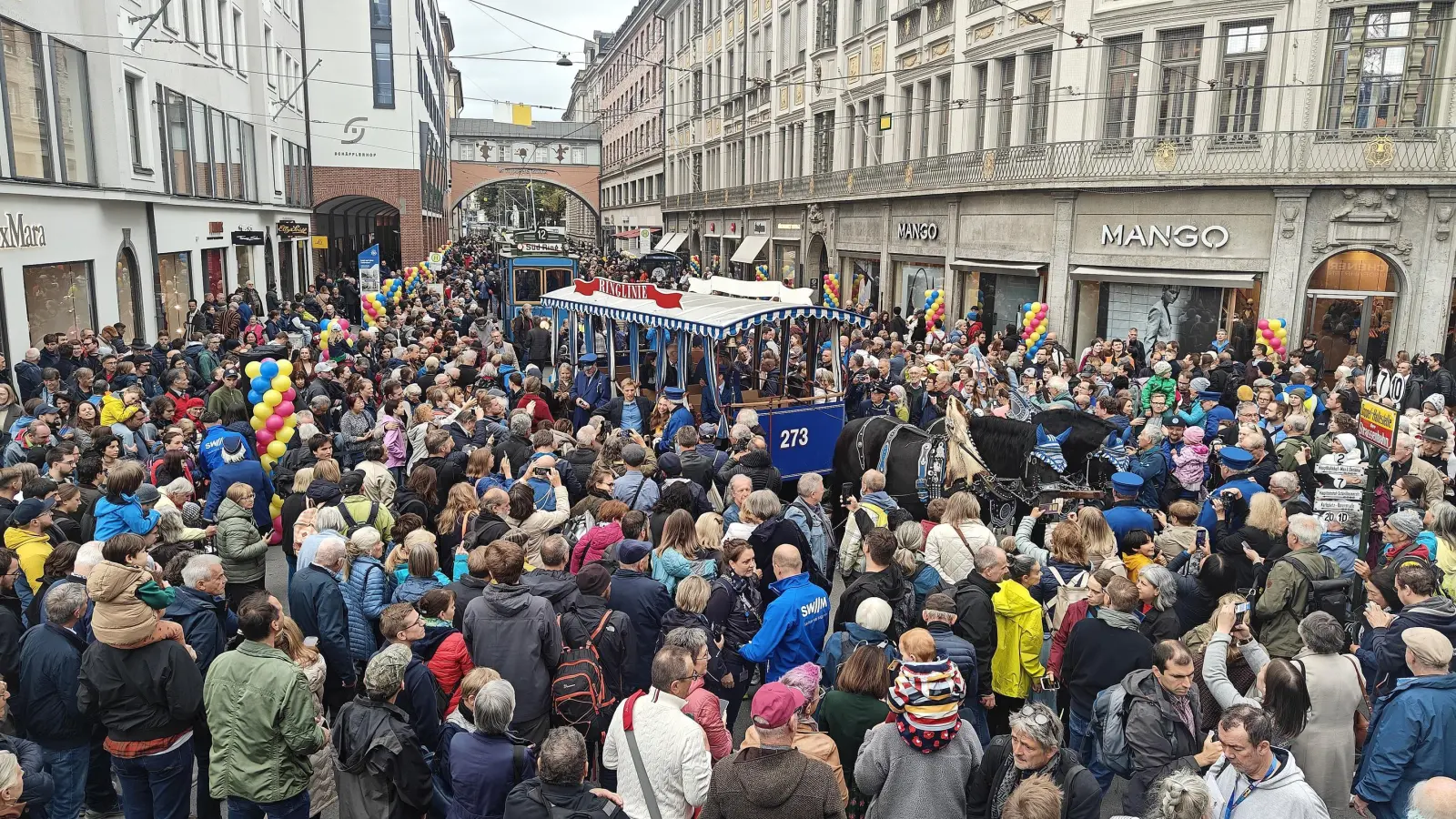 Wie vor 150 Jahre - eine historische Bahn wird von einem Pferdegespann beim 150. Geburtstag der Münchner Tram gezogen.  (Foto: Robert Bösl)