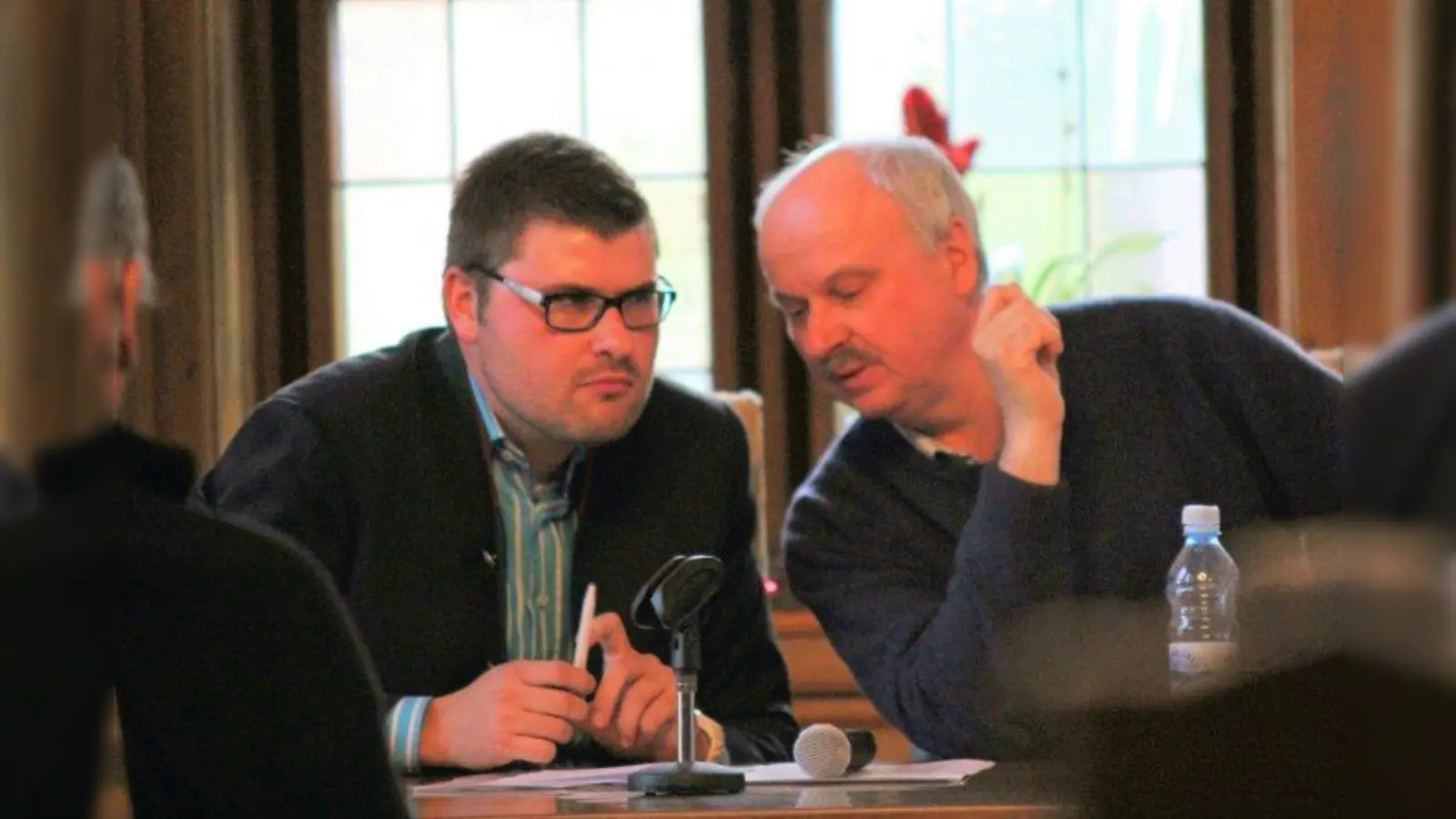 „Wir sind überrannt.“ Die neu gewählten BA-Vorsitzenden Sebastian Kriesel (Aubing, l.) und Romanus Scholz (Pasing) bei ihrer ersten gemeinsamen Aufgabe: Sonder-BA-Sitzung zum Thema Schrott-Aufbereitungsanlage in Aubing. (Foto: US)