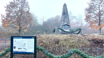 1801 wurde von Unterföhring aus die sogenannte Basislinie vermessen. Daran erinnert die Basispyramide am Föhringer Ring. Nun hat sie eine neue Infotafel erhalten. (Foto: bas)