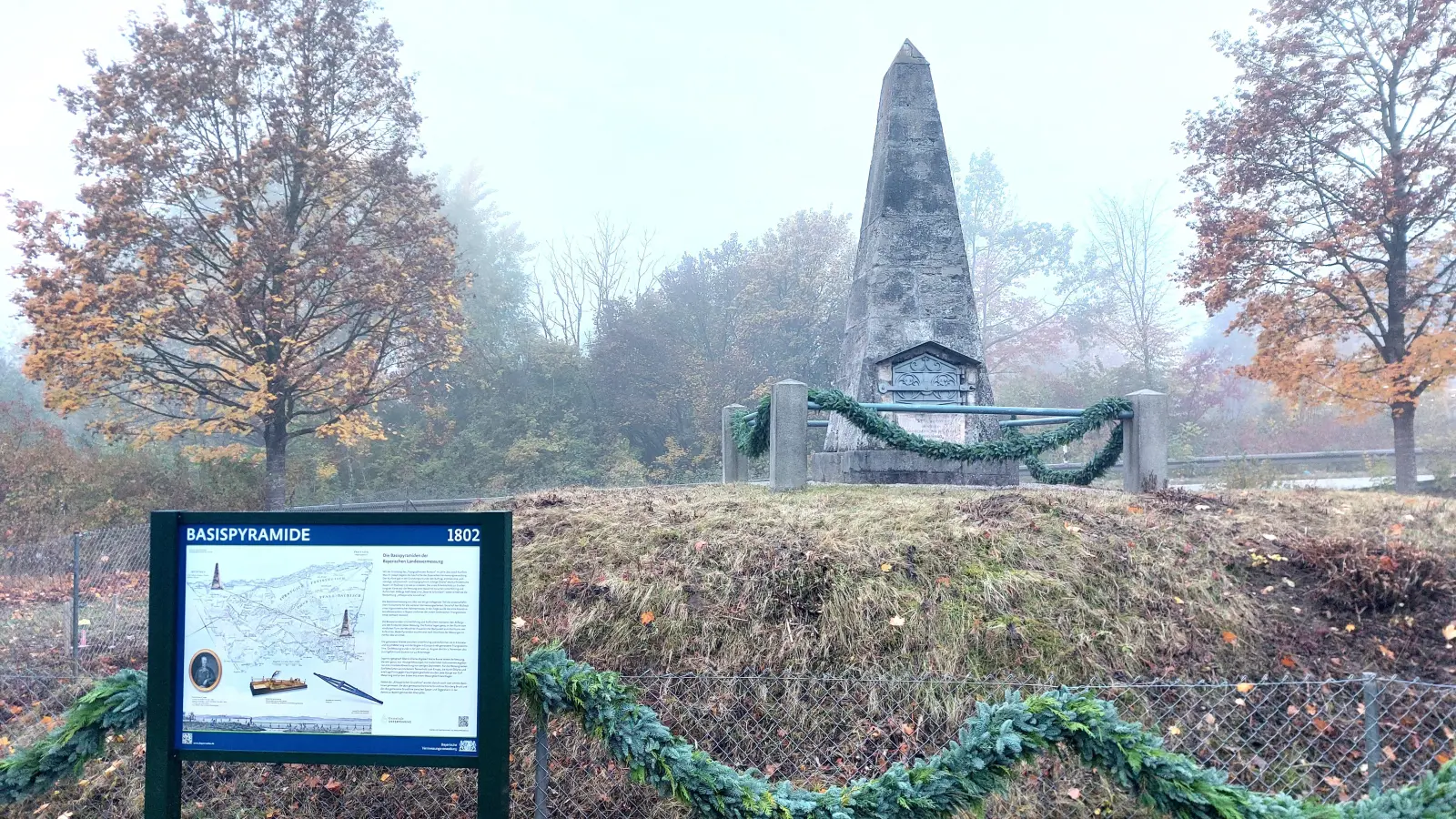 1801 wurde von Unterföhring aus die sogenannte Basislinie vermessen. Daran erinnert die Basispyramide am Föhringer Ring. Nun hat sie eine neue Infotafel erhalten. (Foto: bas)