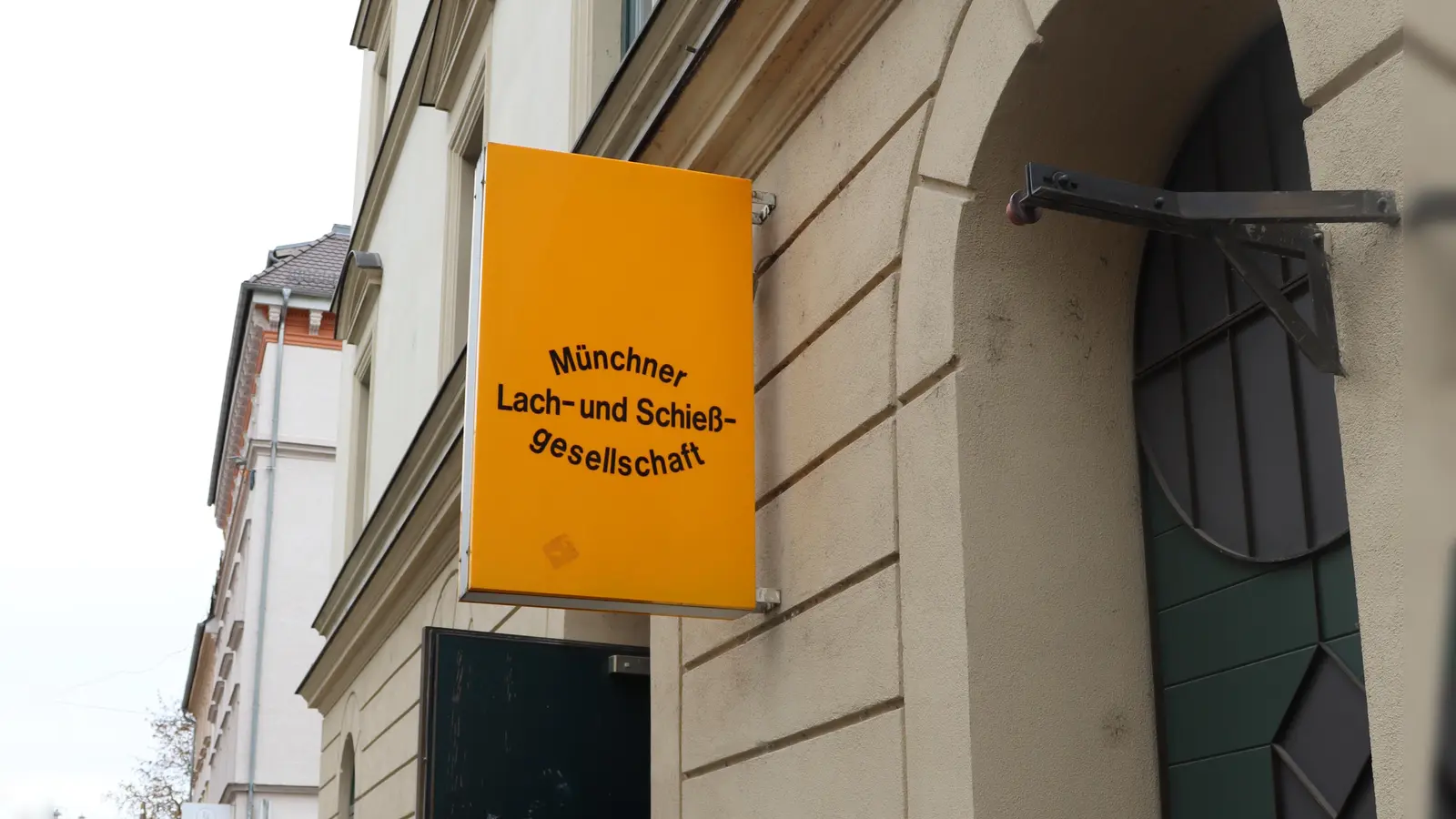 Der Kuriositätenpreis der Saubande wird in der Lach- und Schießgesellschaft in Schwabing verliehen. Das Publikum wählt dabei seinen Favoriten. (Foto: mha)