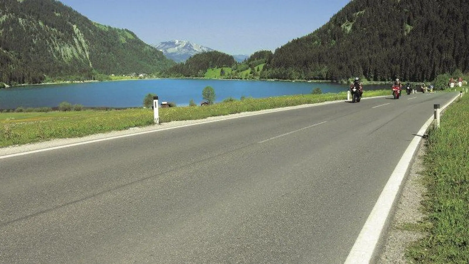 Kurven, Kehren, Pässe: Auf der ADAC Allgäu-Tour mit Training auf der Anlage in Kempten bereiten sich die Teilnehmer optimal auf den Motorradurlaub vor. (Foto: Sascha F. – fotolia.com)