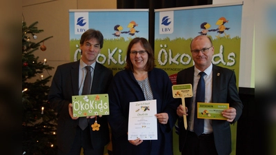 Von links: Karl Friedrich Barthmann (Ministerium), Michaela Goßmann (Team Holzlandwichtel Schröding) und Dr. Nobert Schäffer (LBV).  (Foto: Simone Klein)