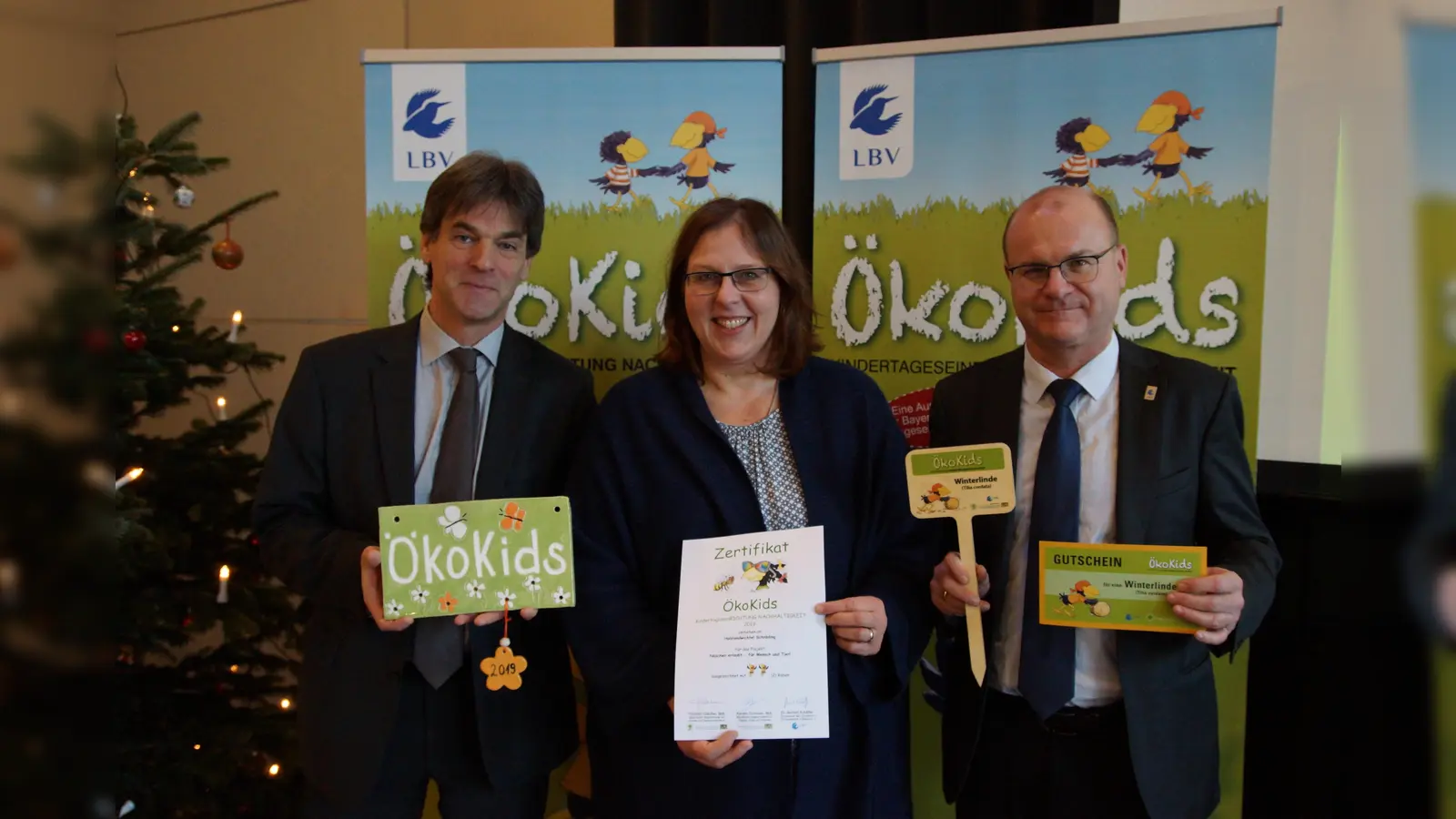 Von links: Karl Friedrich Barthmann (Ministerium), Michaela Goßmann (Team Holzlandwichtel Schröding) und Dr. Nobert Schäffer (LBV).  (Foto: Simone Klein)