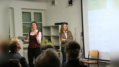 „Wir unterrichten Englisch nach dem Immersionsprinzip. Die Kinder lernen Englisch, wie sie ihre Muttersprache gelernt haben.“ Hildegard Braun-Wolf und Ursula Berktold (v.l.) erklären auf einem ersten Elterninformationsabend das Konzept des bilingualen Unterrichts. (Foto: US)