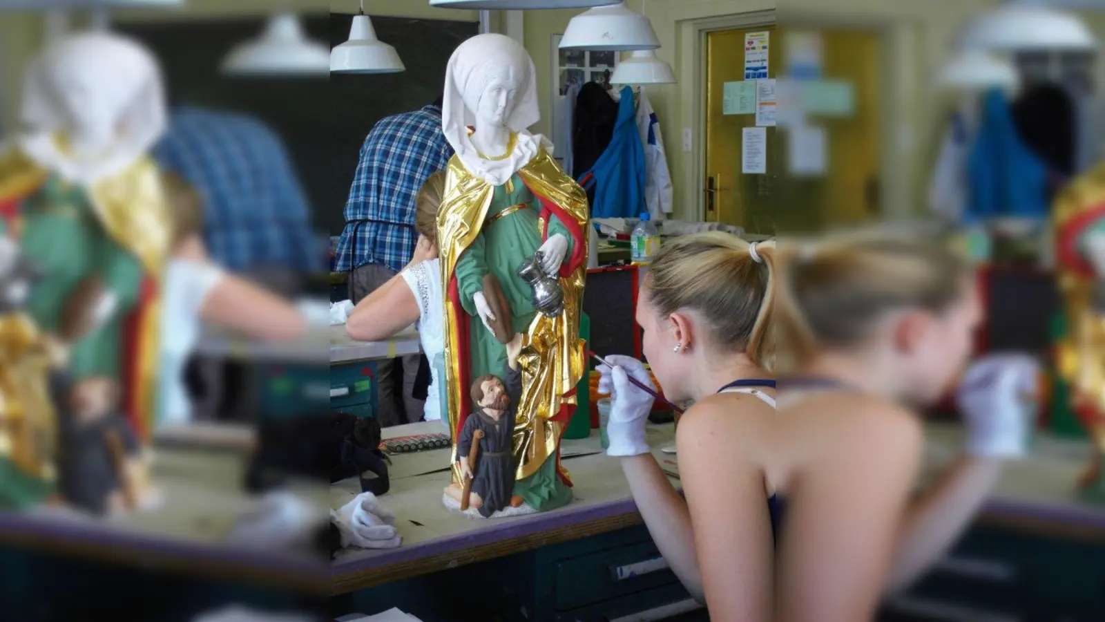 In der Meisterschule für das Vergolderhandwerk bekommt eine spätgotische Figur eine neue Fassung. (Foto: Sch)