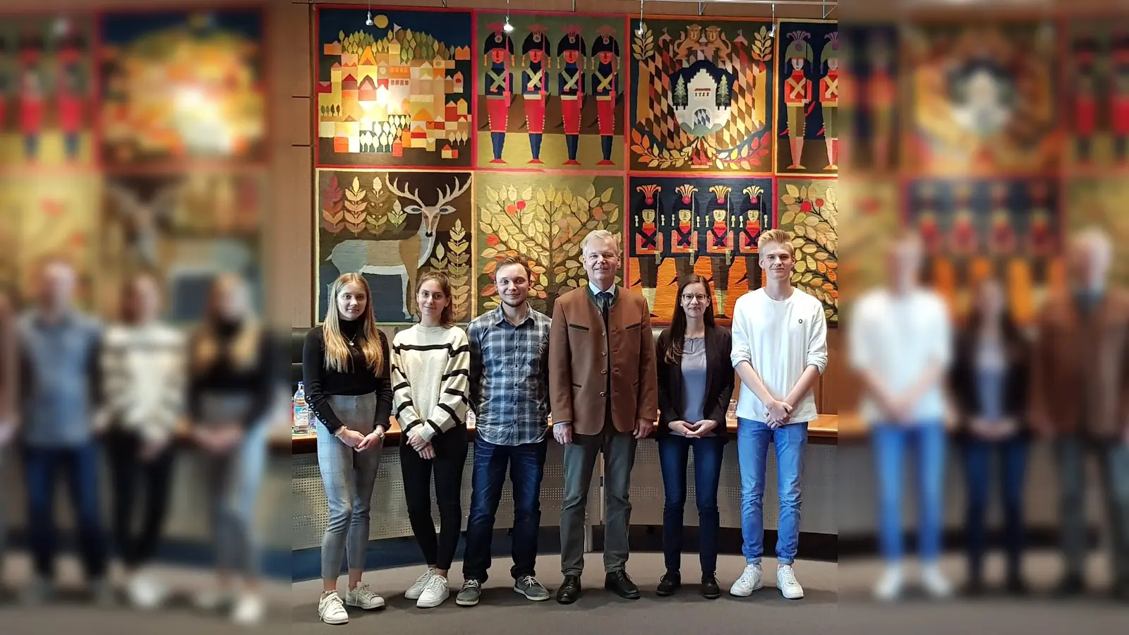 1. Bürgermeister Jan Neusiedl (4. v. l.) begrüßt die neuen Auszubildenden Lena Dalmeier, Mirela Smajic, Thomas Wolfsfellner, Evgenia Milioridou und Daniel Wolf (v. l.).<br> (Foto: Gemeinde Grünwald)