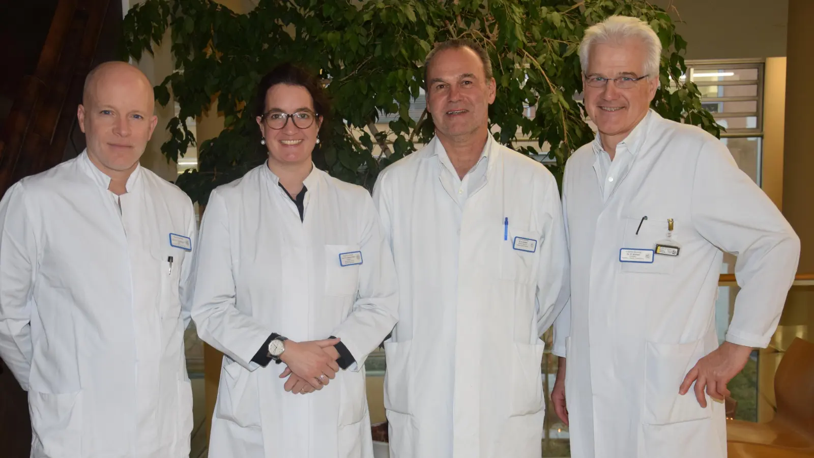 Dr. Timm O. Engelhardt, Prof. Viktoria Bogner-Flatz, Dr. Artur Klaiber, sowie Dr. Peter Kreissl (v. l.), bilden in der Kreisklinik Ebersberg gemeinsam angehende Ärzte während des Praktischen Jahres in der Chirurgie aus. (Foto: Kreisklinik Ebersberg)