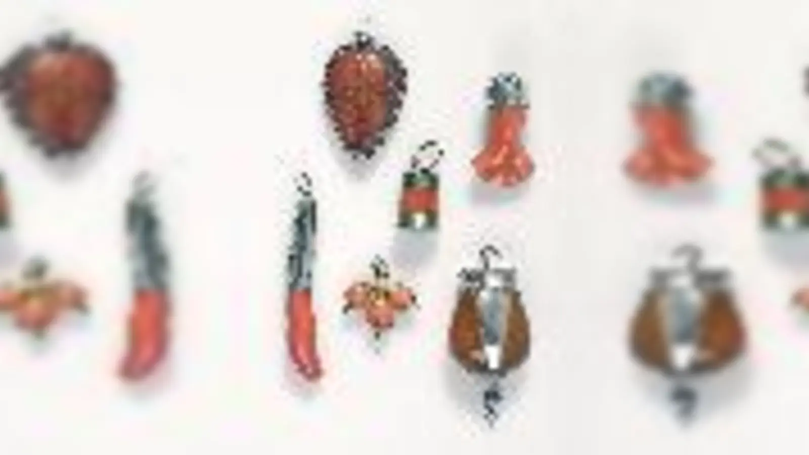 Bayerische und Ägyptische Amulette werden bei der Ausstellung in Verbindung gesetzt.  (Foto: Franke)