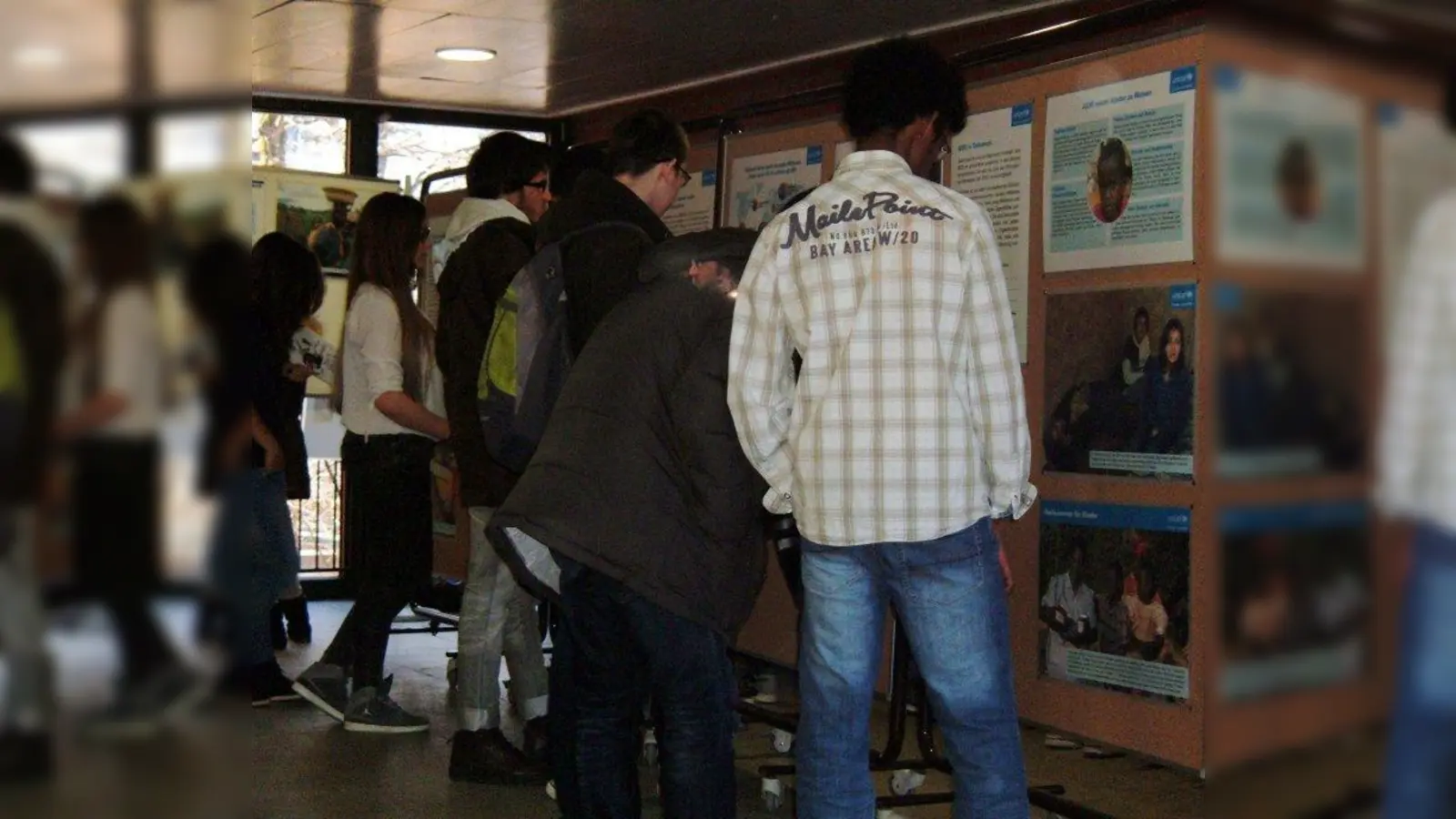 Durchaus interessiert sind die Schülerinnen und Schüler an den Infotafeln zu HIV und AIDS. (Foto: AH)