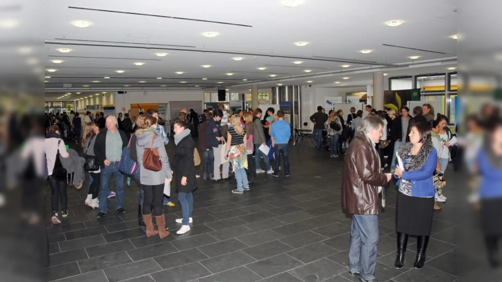 Reger Betrieb herrschte beim Berufs- und Studieninfotag in der Aula des Carl-Spitzweg-Gymnasiums. (Foto: Eva Schraft)