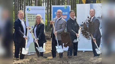 Packten tatkräftig mit an beim 1. Spatenstich für das 1. Windrad im Höhenkirchner Forst (v.l.): Landrat Robert Niegergesäß (Ebersberg), Brgm. Inge Heiler (Egmating), Wirtschaftsminister Hubert Aiwanger, Brgm. Mindy Konwitschny und Brgm. Andreas Lutz (Oberpframmern).  (Foto: hw)