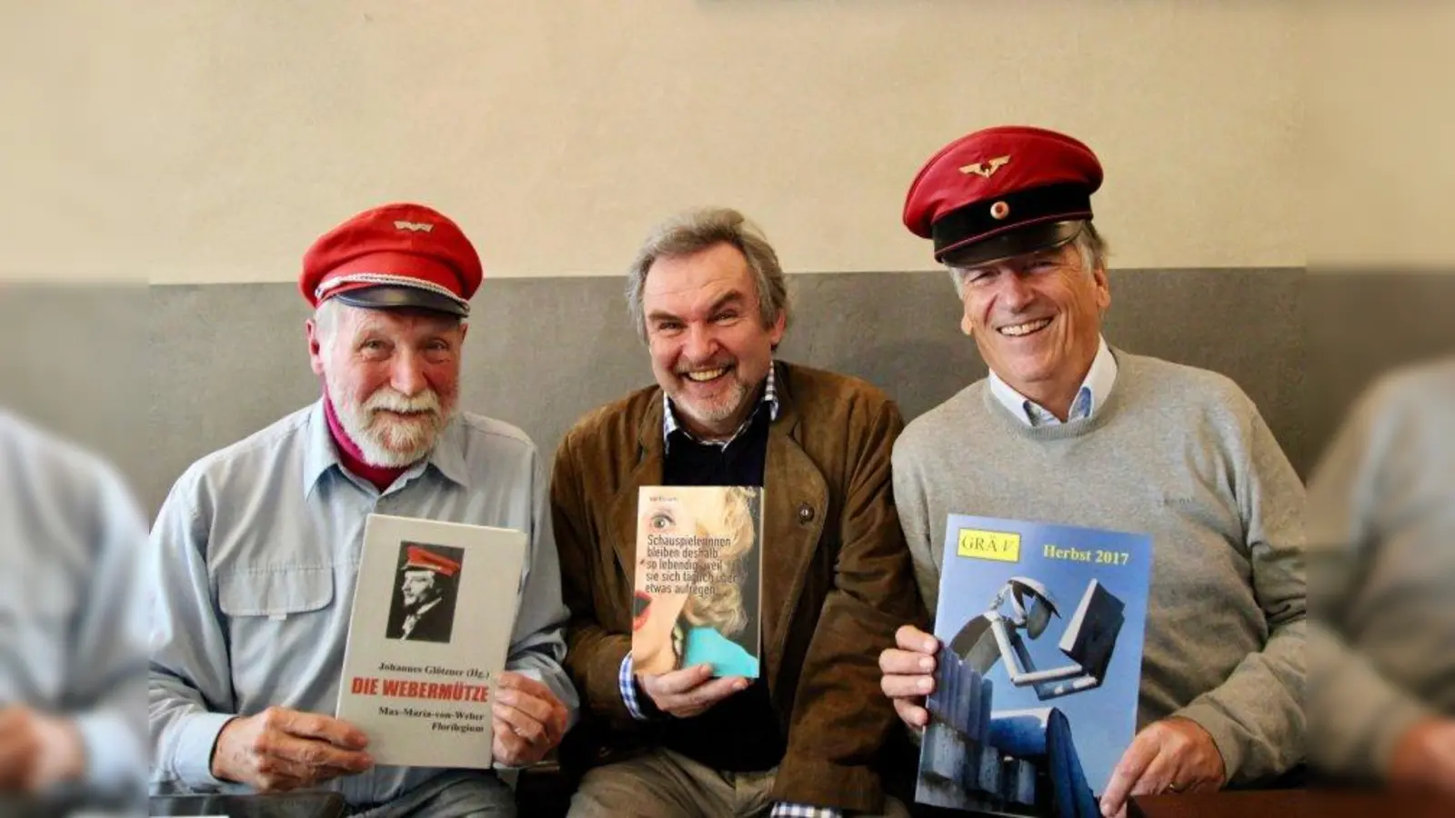 Das neue GRÄGS Verlags-Programm hält auch einiges über Max Maria von Weber bereit. Johannes Glötzner gab eine Weber-Anthologie mit dem Titel „Die Webermütze“ heraus und stellt diese im Januar vor. Im Bild Glötzner, Vorsitzender Heribert Illig und Hans-Herbert Holzamer mit Webermützen, Verlagsprogramm und Buch. (Foto: us)