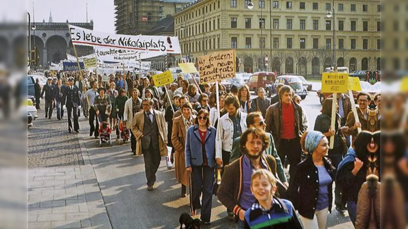 Im April 1976 gingen die Münchner gegen die Neubaupläne am Schwabinger Nikolaiplatz auf de Straße. Sie hatten Erfolg: Der Platz und die benachbarte Seidlvilla existieren bis heute.  (Foto: © Sammlung Karl Klühspies/Münchner Forum)