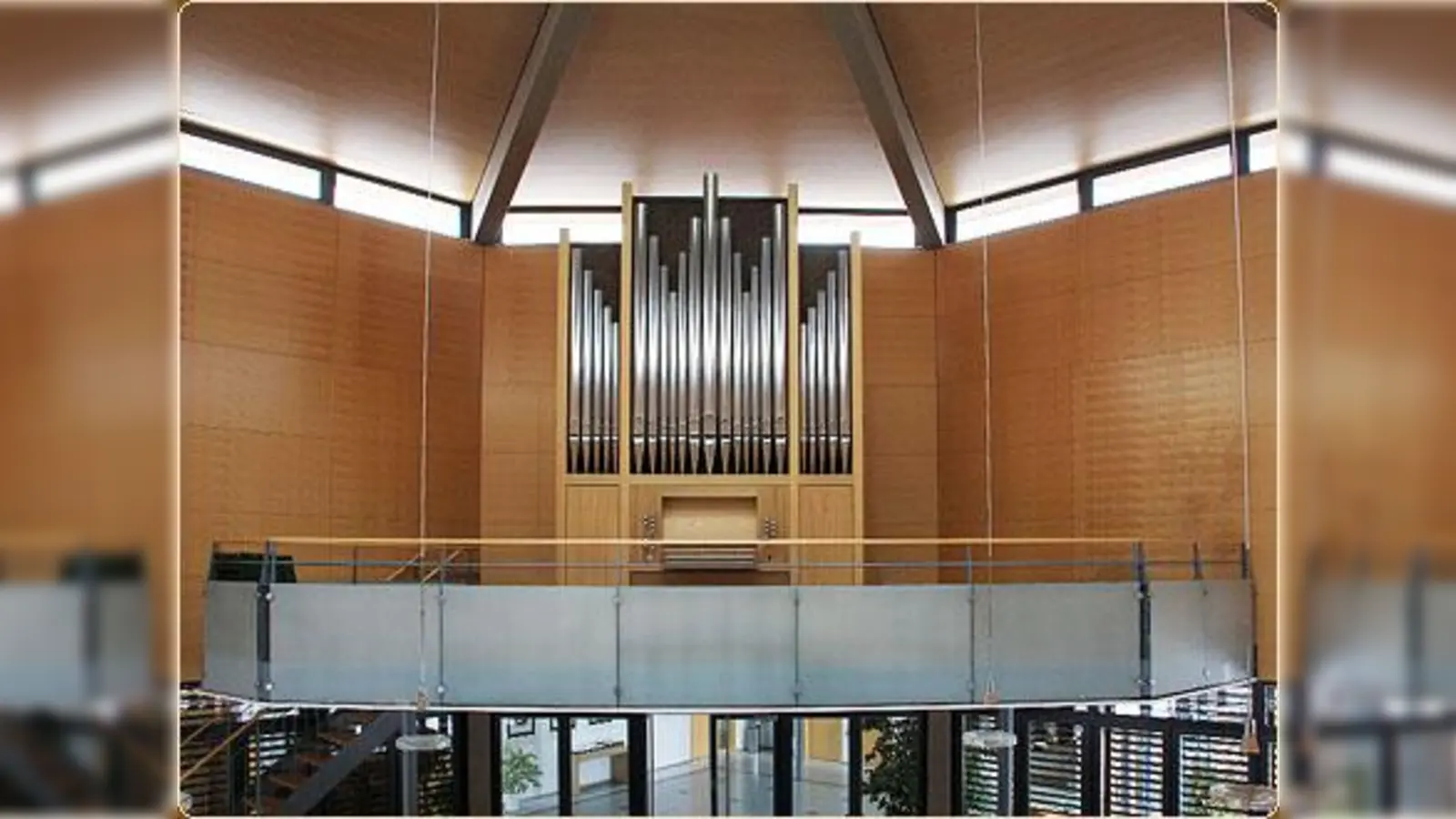 Einen stimmungsvollen 3. Advent kann man am Sonntag in der Kreuz-Christi-Kirche bei der Orgelmusik mit Kerzenschein erleben. (Foto: Kreuz-Christi-Kirche)