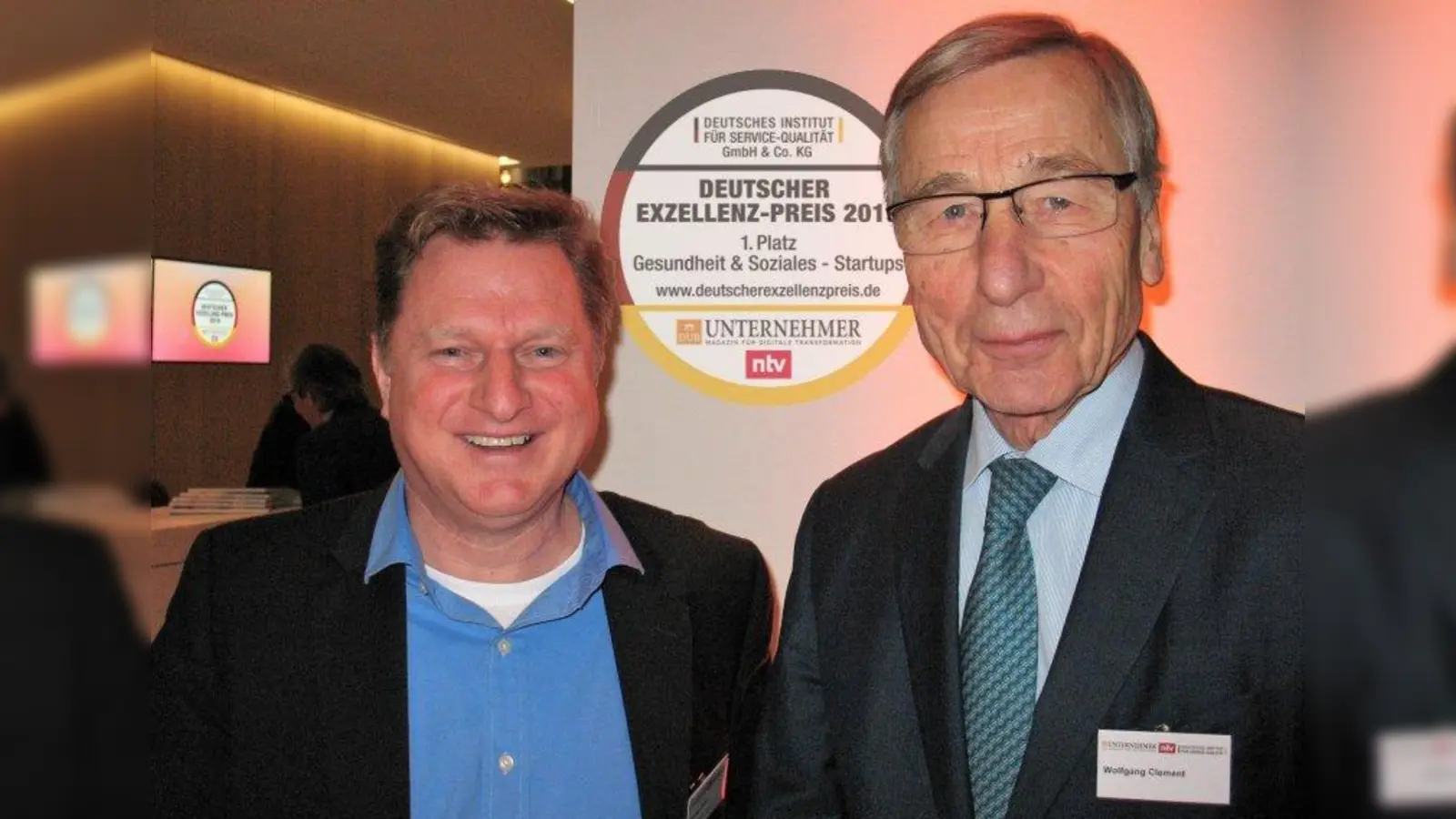 Vereinsvorsitzender Thomas Oeben (links) im Gespräch mit dem Schirmherrn des Deutschen Exzellenz-Preises 2019, Wolfgang Clement (Bundesminister a.D.), bei  der Preisverleihung in Frankfurt. (Foto: Märzheuser Kommunikation/ deinNachbar e.V.)