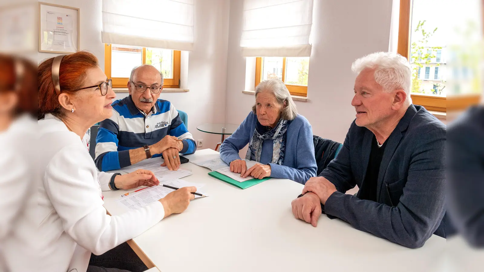 Schirmherr und Schauspieler Miroslav Nemec überzeugte sich bei der Nachbarschaftshilfe über das Konzert der Lernwerkstatt für Erwachsene. (Foto: Monika Wrba)