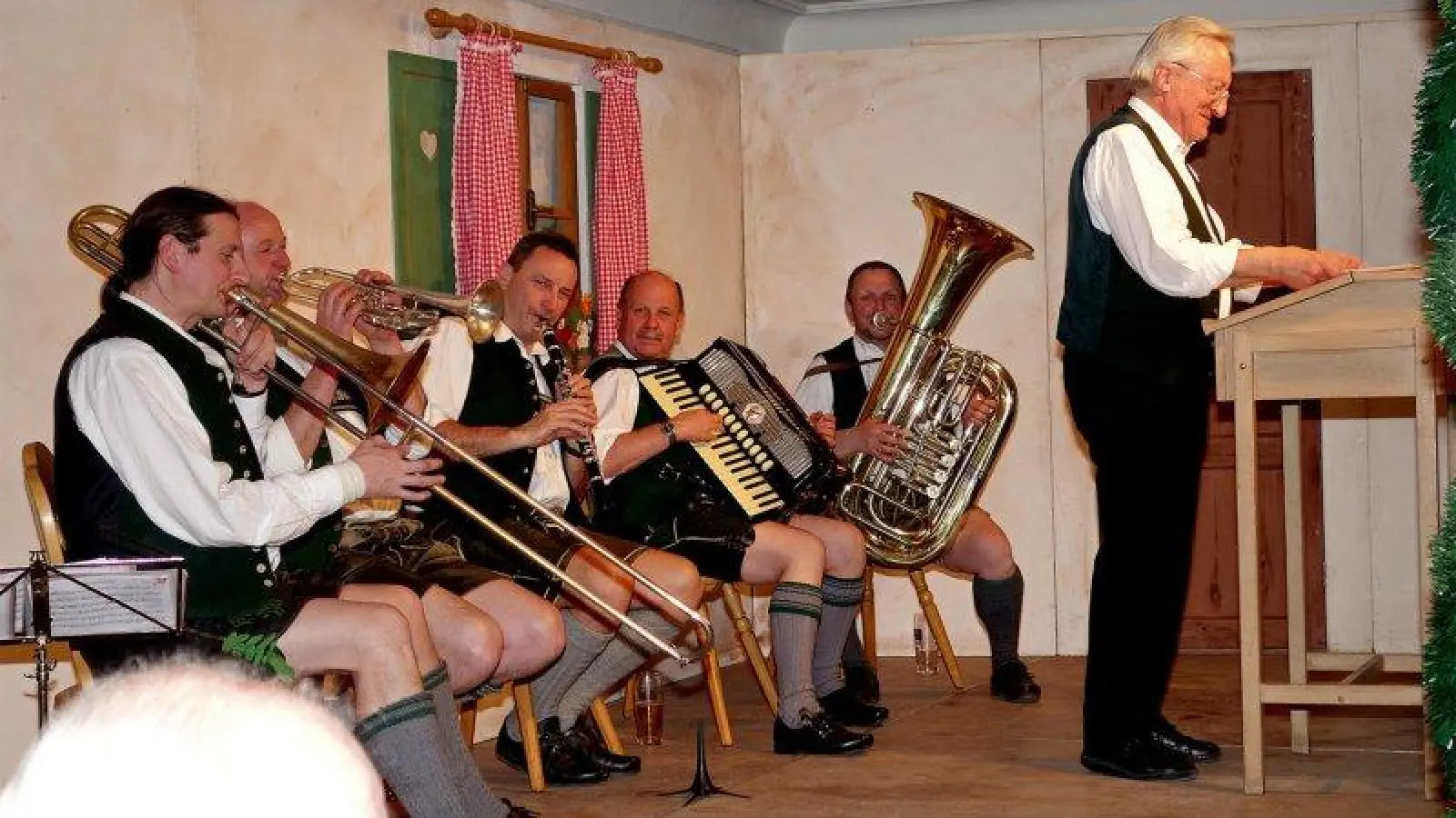 Gstanzlsänger Peter Igl und die Altbairischen Musikanten (Foto: Albert Baumbach)
