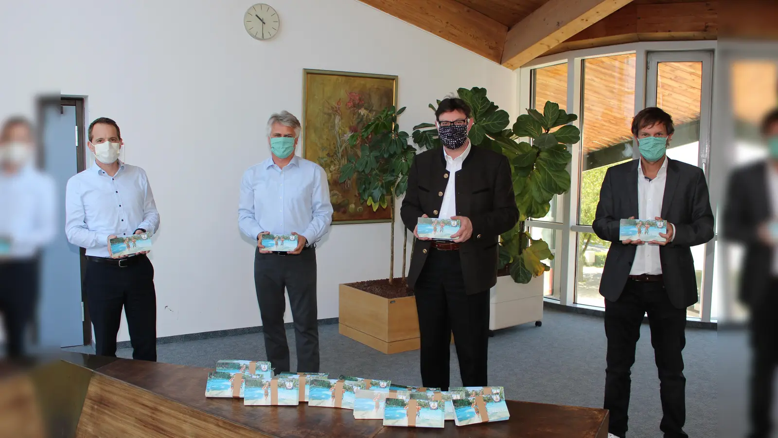 1.000 Thermegutscheine für Krankenhaus-Mitarbeiter: Martin Kornhaas, Jörg Wund, Landrat Martin Bayerstorfer und Marcus Maier (v.li). (Foto: LRA ED)
