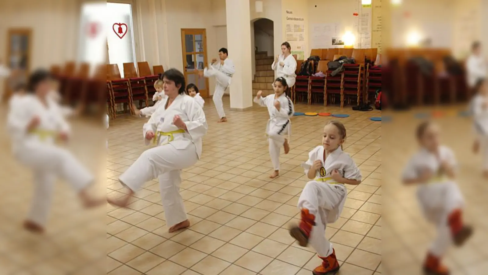 Aufwärmtraining vor der  (Foto: Auf kaltem Fußboden haben einige Kinder noch Schuhe an. 	F. Kirche)