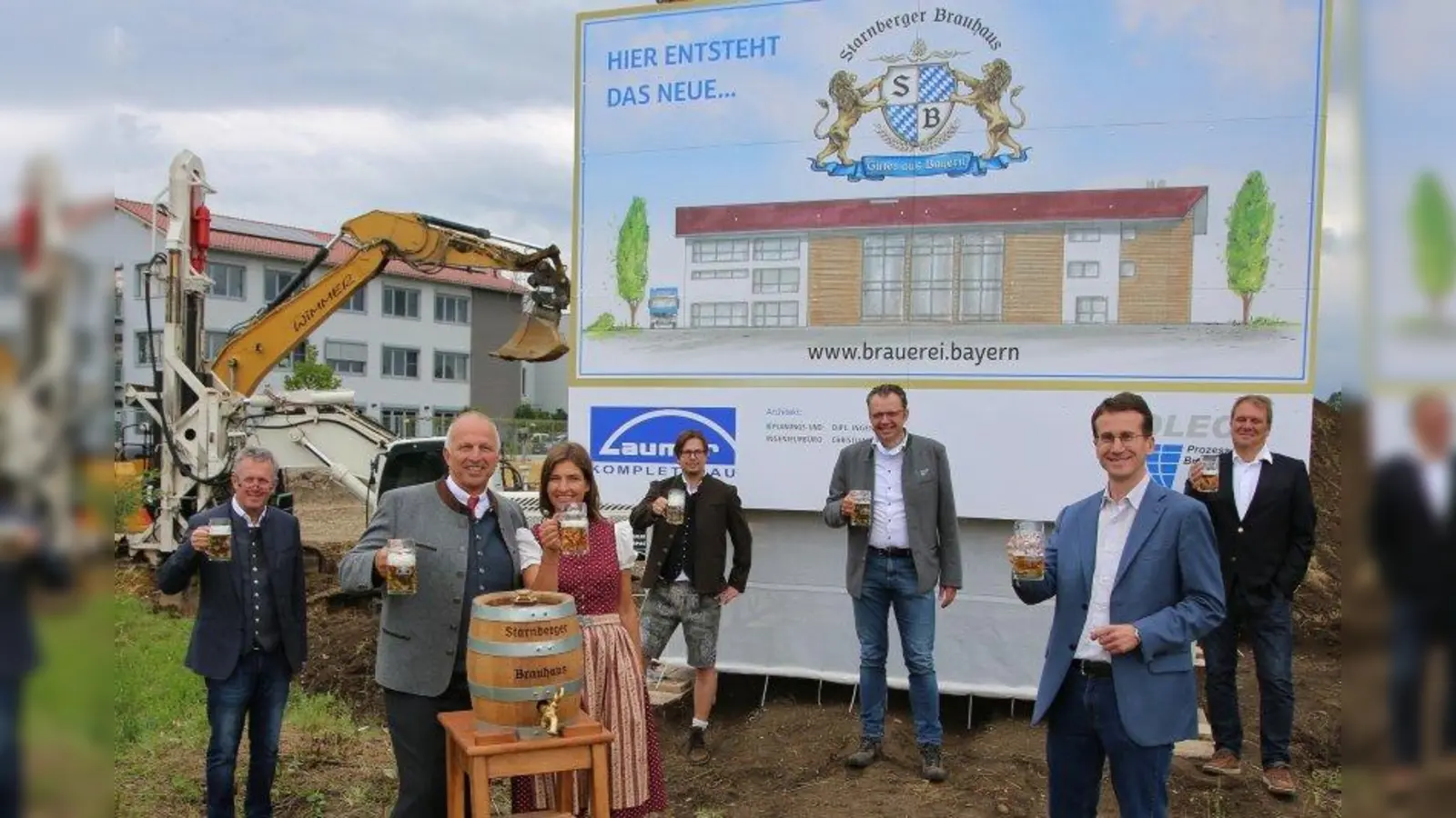 Ein Prost auf den Spatenstich: v.l. Christian Hartl (Architekt) Florian und Elisabeth Schuh, Sven Leindl (Braumeister), Christoph Winkelkötter (gwt), Landrat Stefan Frey und Feldafings Bürgermeister Bernhard Sontheim (Foto: Starnberger Brauhaus)
