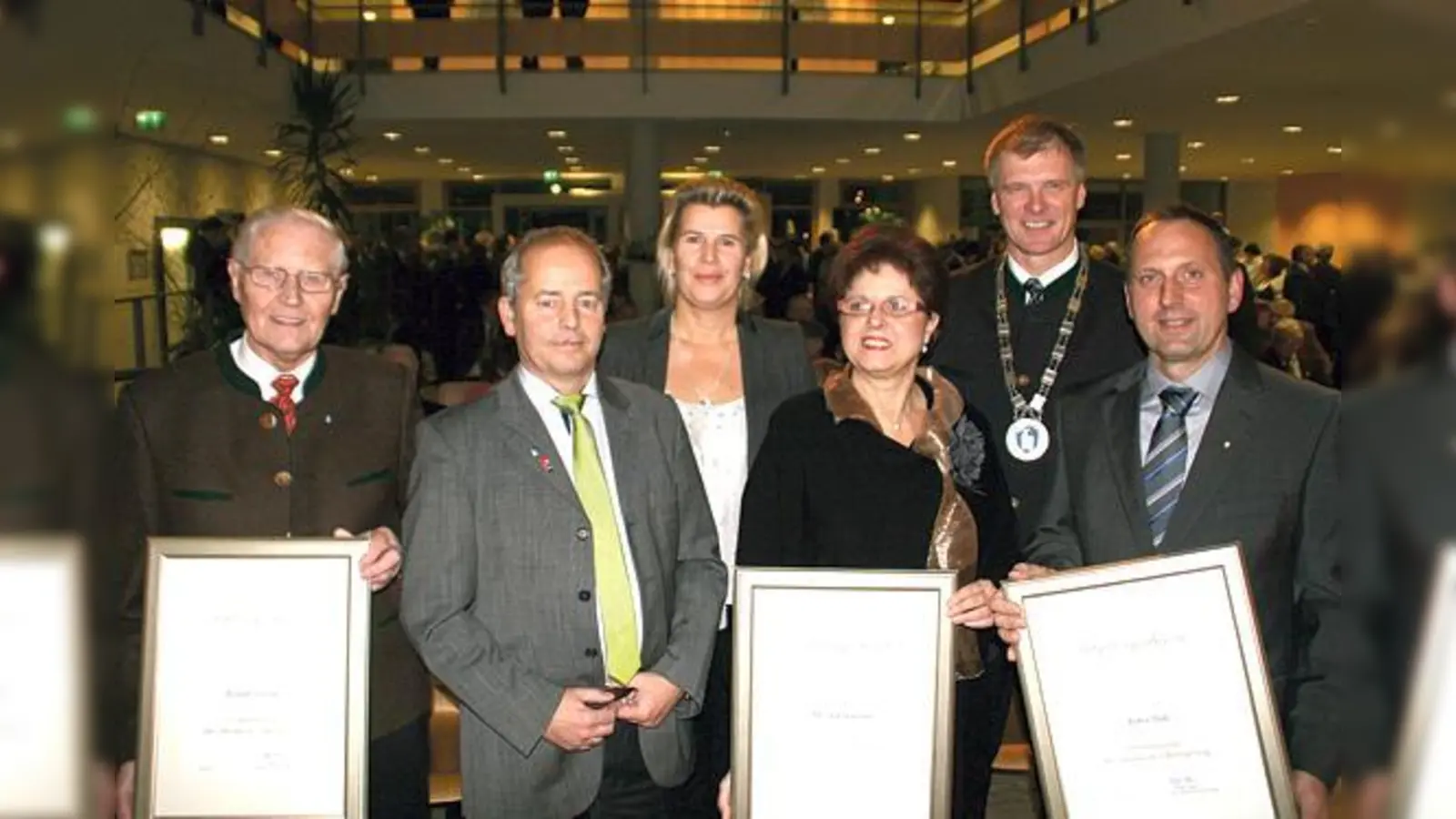 Über die Verleihung der Bürgermedaille zum Jahresempfang freuten sich v.l. Robert Zellner, 2. Bürgermeister Johannes Ertl, 3. Bürgermeisterin Anja Wille, Monika Waschin, 1. Bürgermeister Stefan Schelle und Peter Doll. 	 (Foto: hol)