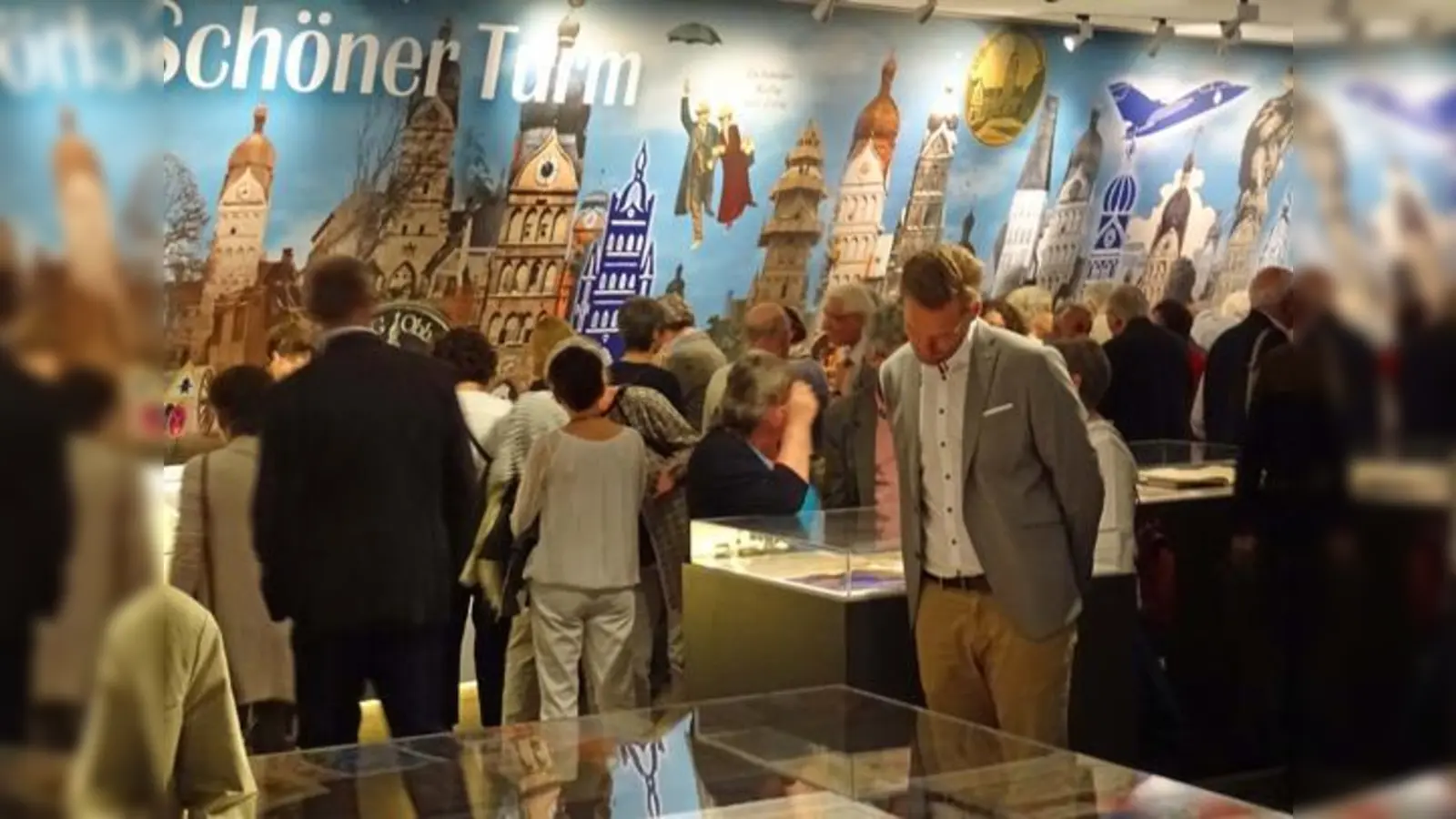 Volles Haus bei der Eröffnung der Sonderausstellung im ersten Stock des Stadtmuseums ­Erding. Der Schöne Turm zog und zieht viele in seinen Bann.	 (Foto: kw)