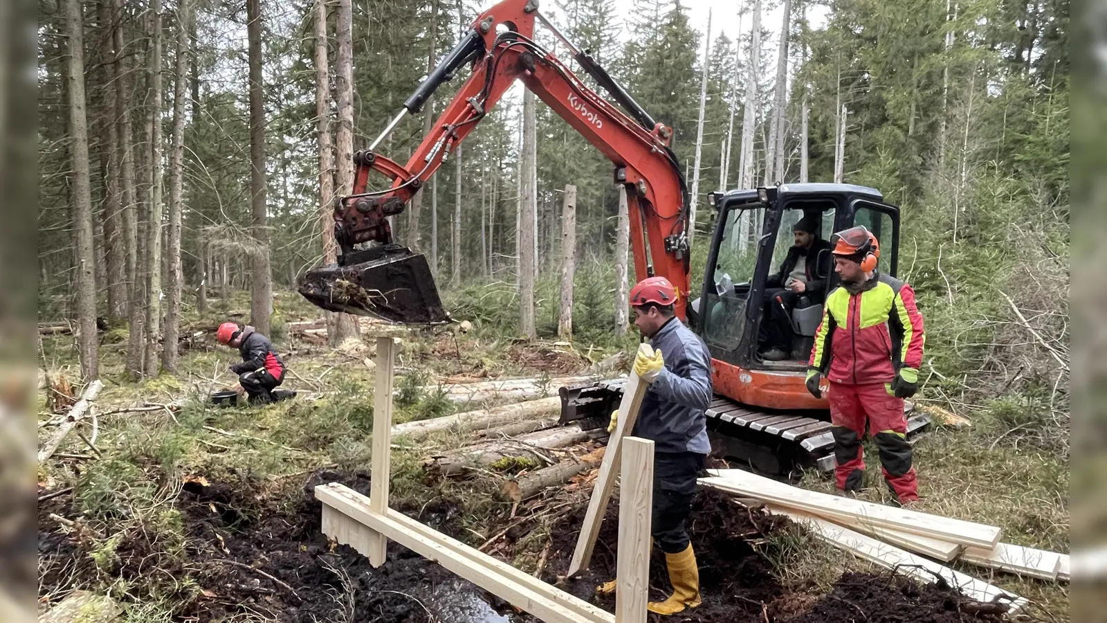 Die Arbeiter errichten Torfdämme, um den Gräben das Wasser abzusperren.  (Foto: pst)