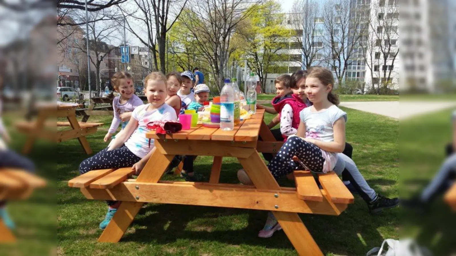Brotzeit im Freien! Künftig können die Grundschüler aus der Schrobenhausener Straße an neuen Brotzeittischen Pause machen. (Foto: Claudia Laskowski/ Sonja Maier)