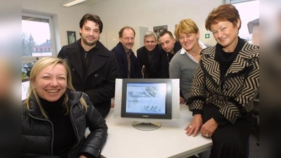 „Künftiger weniger Papierkram.“ Stolz präsentiert die Musikschule ihre neue Homepage: (v.l.) Grafikerin Sonja Hauptmann, Webdesigner Robert Zimmermann, Thomas Schaffert, Thomas Roy, Fotograf Dominik Dierke, Karin Detsch und Karin Wolf. (Foto: US)