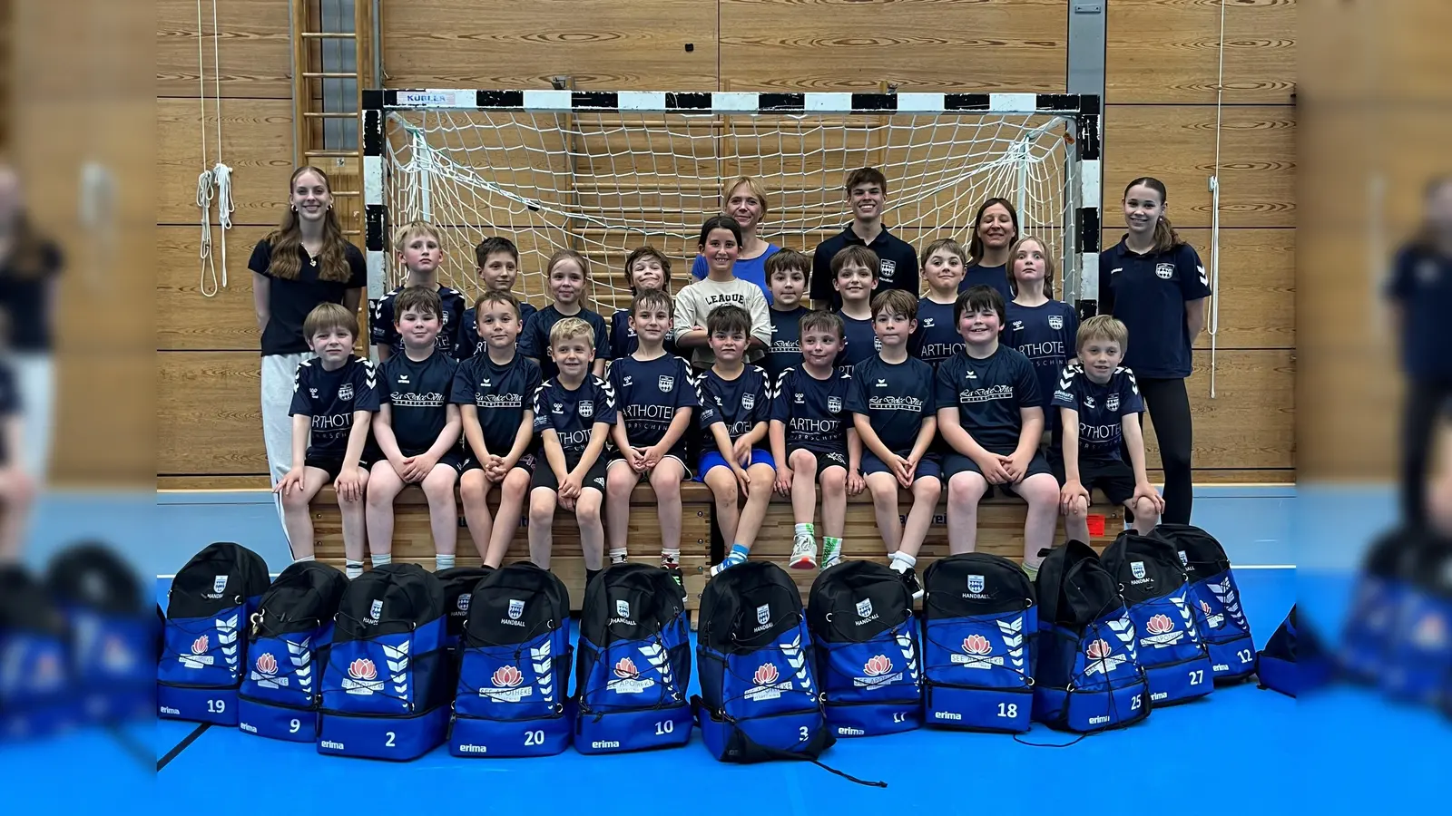 Stolz präsentiert die F-Jugend des TSV ihre neuen Rucksäcke. (Foto: TSV Herrsching)