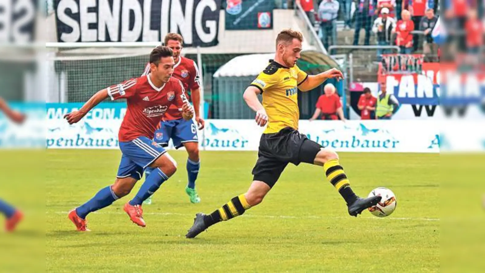 Diesmal waren die Oberfranken den Oberbayern einen Schritt voraus  anders als im Hinspiel, als dieses Bild entstand (6:1 für Haching).	 (Foto: Christian Riedel)