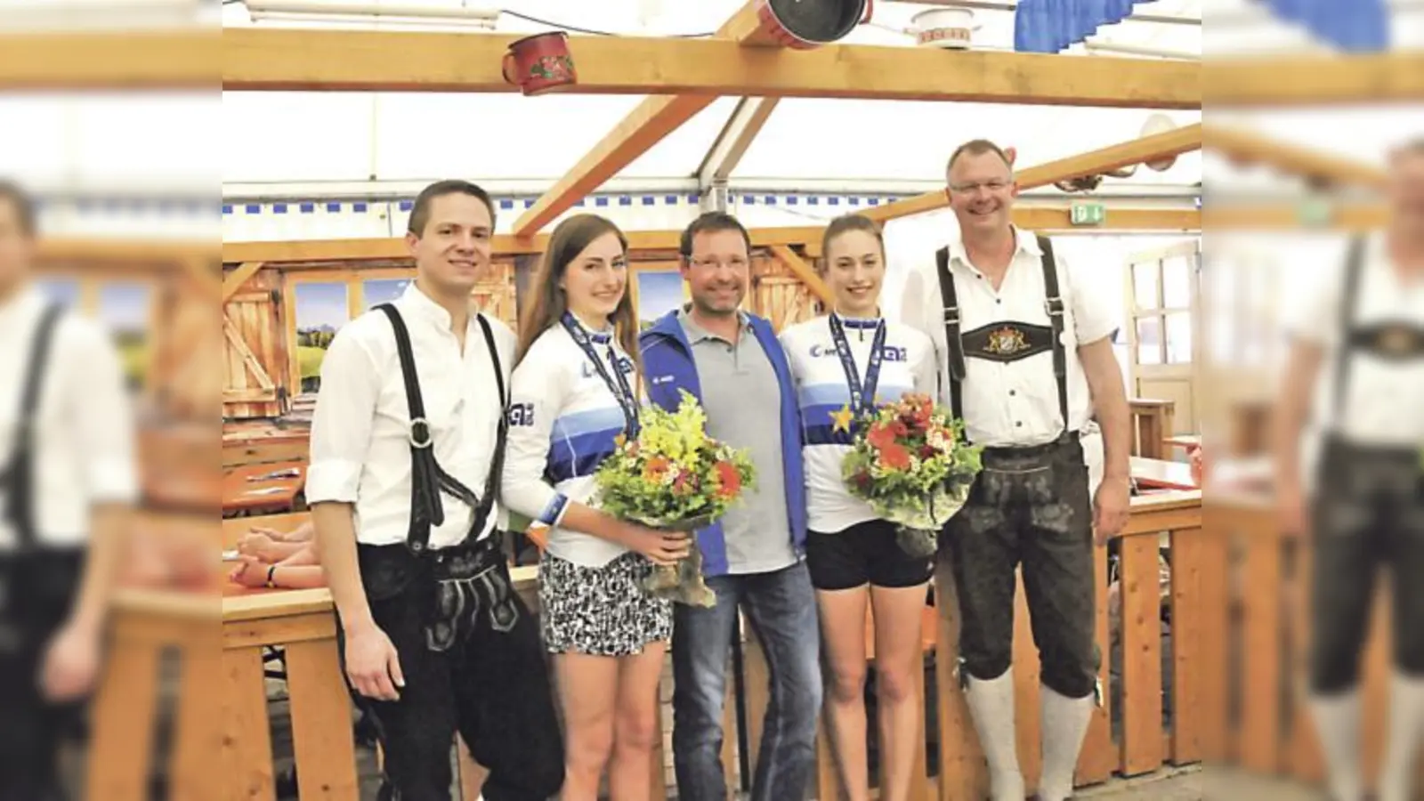 Empfang beim Volksfest: RSV-Vorstand Markus Hollweck, Lea Andexlinger, Trainer Michael Grädler, Pia Seidel und Christian Kuchlbauer (v. li.). 	 (Foto: Doris Schmidt / RSV Schleißheim)