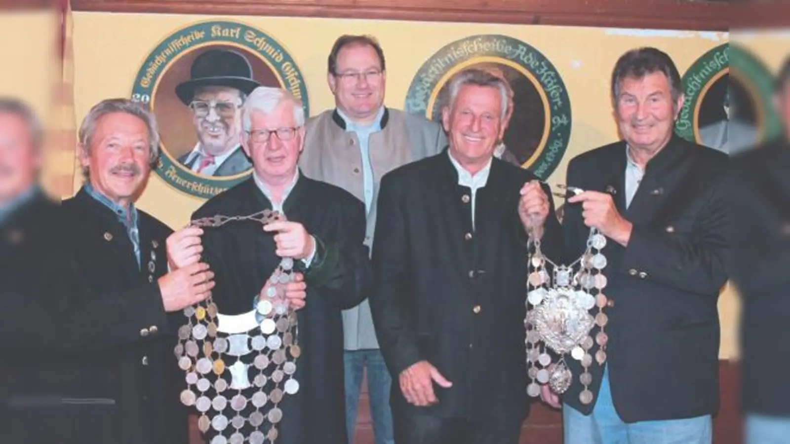 Er ist der neue König der Feuerschützen: Erdings Altbürgermeister Karl-Heinz Bauernfeind (Zweiter von rechts) übernahm die Schützenkette von seinem Vorgänger Wolfgang Melzer (rechts). Das freute auch Schützenmeister Andi Mayr (Mitte). 	 (Foto: Verein)