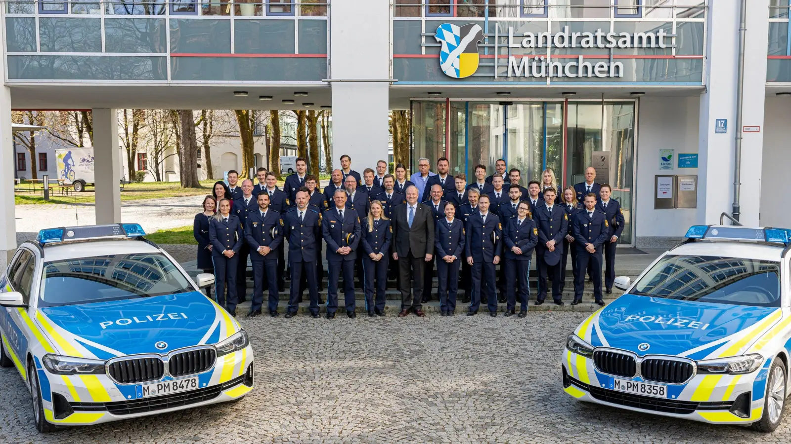 Rund 40 frisch im Landkreis München eingesetzte Polizistinnen und Polizisten waren zu Gast im Landratsamt und wurden vom Landrat begrüßt. (Foto: Landratsamt München)