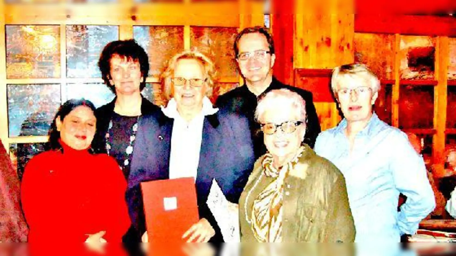 Sarbojaya Chakroborty, Astrid Schweizer, Gertrud Stengel, MdL Markus Rinderspacher, Elfriede Then, Andrea del Bondio.	 (Foto: VA)