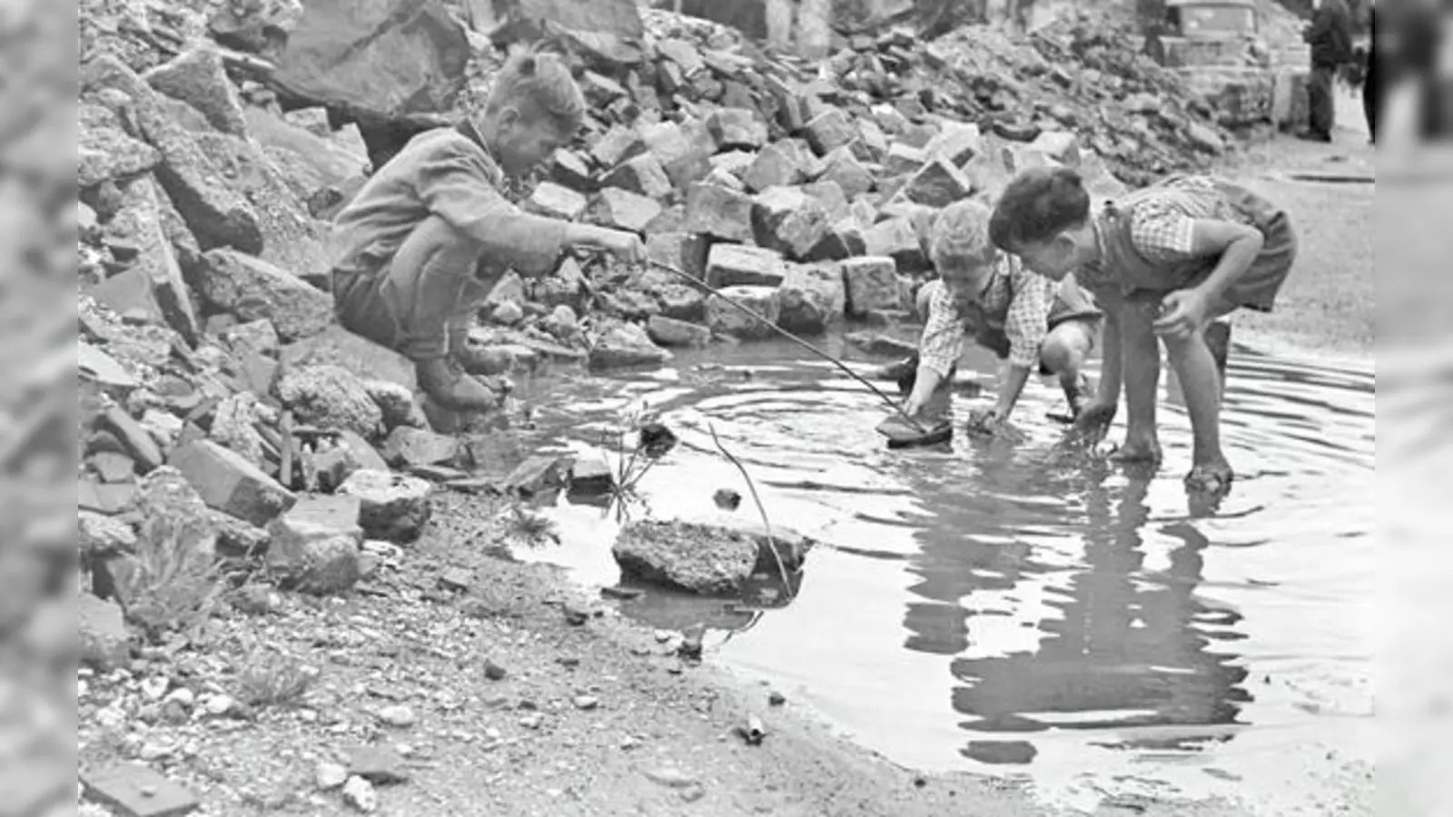 Für Kinder, hier in München, waren die zerstörten Städte nach 1945 häufig ein großer Abenteuerspielplatz.  (Foto: Bayer. Pressebild/Haus der Bayerischen Geschichte)