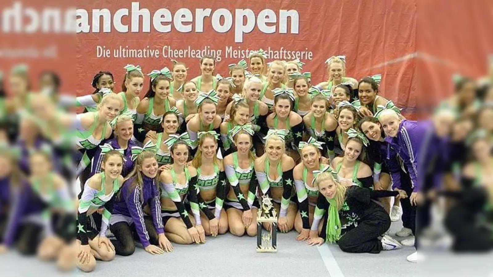 Die sportlichen Cheerleader dürfen stolz auf ihre Leistung sein, sie haben Gold geholt.  (Fotos: VA)